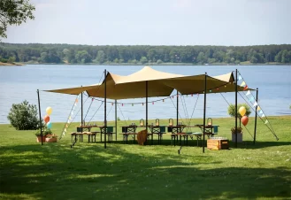 Tente nomade originale en location au bord d'un lac pour un événement d'entreprise.